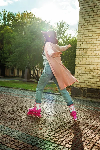 Stilvolles Mädchen auf Rollschuhen — Stockfoto