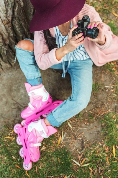 Menina em patins com câmera — Fotografia de Stock