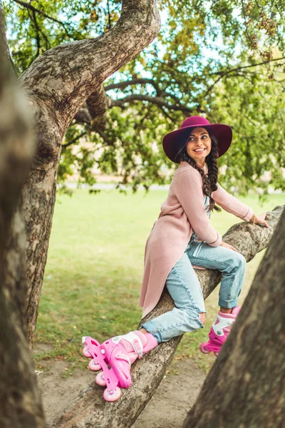 Chica con estilo en patines - foto de stock