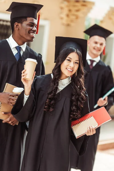 Estudiantes graduados multiétnicos - foto de stock