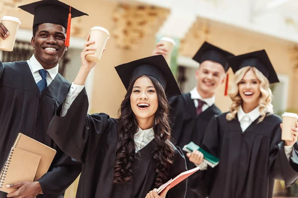 Estudiantes graduados - foto de stock