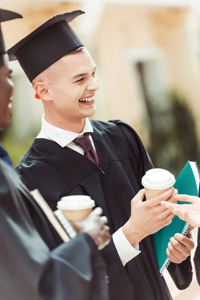 Studenti multietnici con tazze di caffè usa e getta — Foto stock