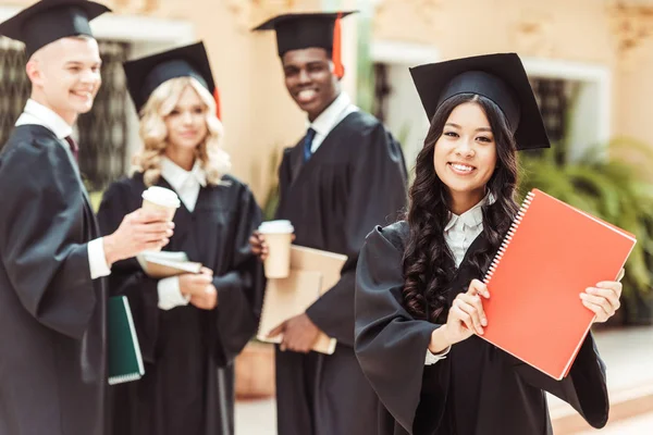 Multiethnische Studenten mit Hochschulabschluss — Stockfoto