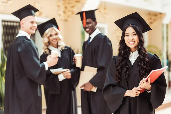 Multiethnische Studenten mit Hochschulabschluss — Stockfoto