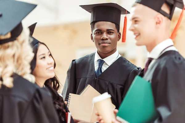 Estudiantes multiétnicos graduados - foto de stock