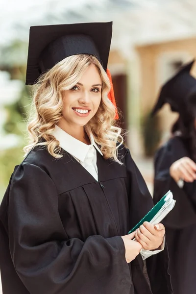 Joven estudiante graduado chica - foto de stock