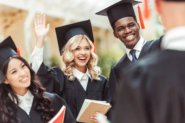 Estudantes em trajes de graduação — Fotografia de Stock