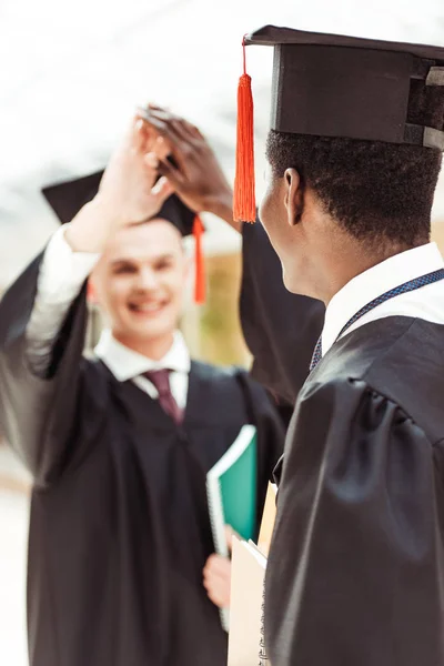 Étudiants donnant haute cinq — Photo de stock