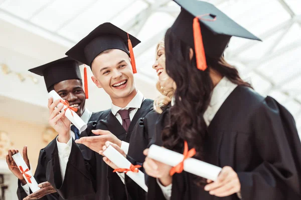 Estudantes multiétnicos com diplomas — Fotografia de Stock