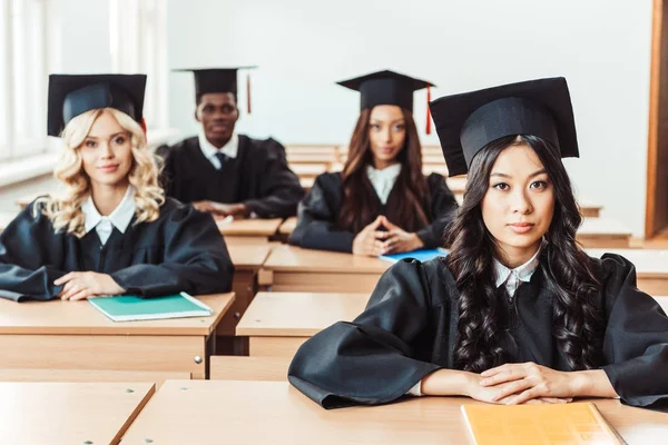 Estudiantes multiétnicos graduados - foto de stock