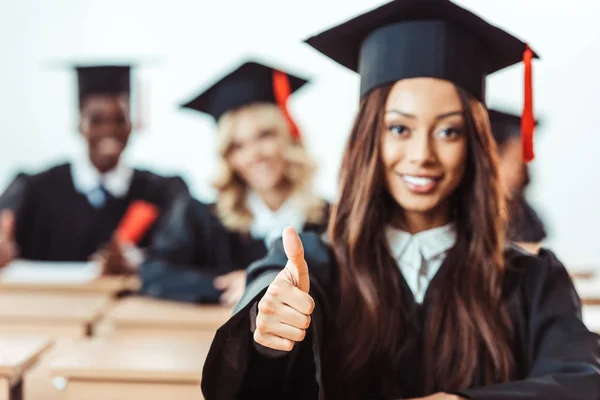 Estudiante chica mostrando pulgar hacia arriba - foto de stock