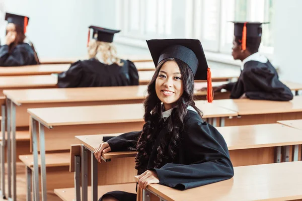 Asiático estudante menina sentado no classe — Fotografia de Stock