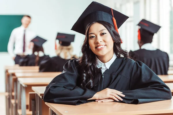 Asiatico studente in laurea costume — Foto stock
