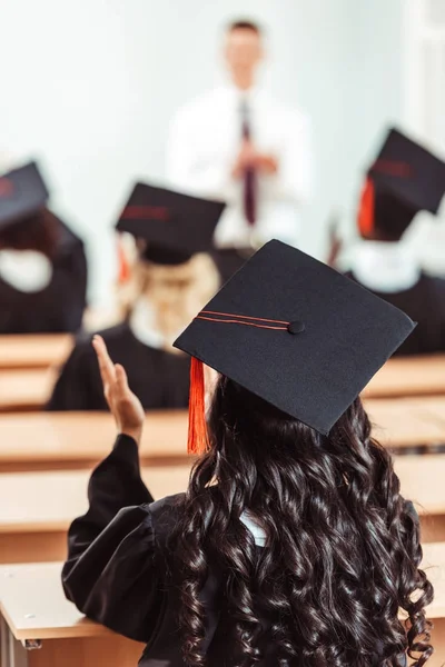 Studente ragazza in laurea cappello — Foto stock