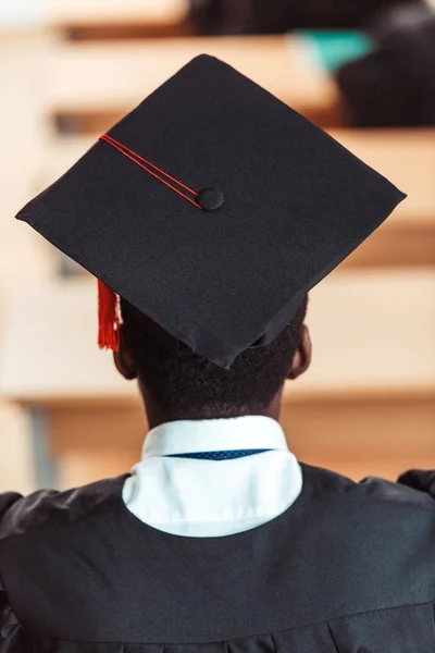 Étudiant en chapeau de graduation — Photo de stock