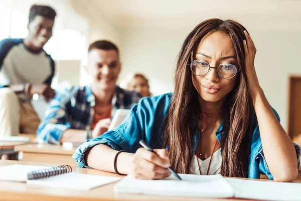 Étudiante fille étudiant en salle de classe — Photo de stock