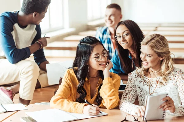 Estudantes discutindo trabalhos de casa — Fotografia de Stock