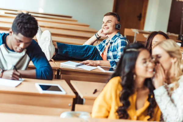 Estudiantes multiétnicos en clase - foto de stock