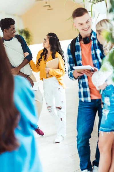 Estudantes que passam o tempo na sala de faculdade — Fotografia de Stock