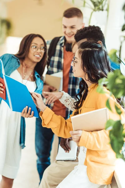 Estudiantes hablando de deberes - foto de stock