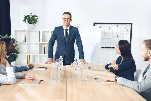 Tener conversación - foto de stock