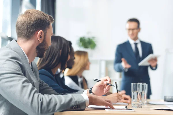 Empresarios en la sala de conferencias - foto de stock