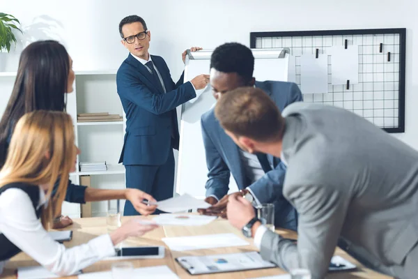 Des hommes d'affaires en conversation — Photo de stock