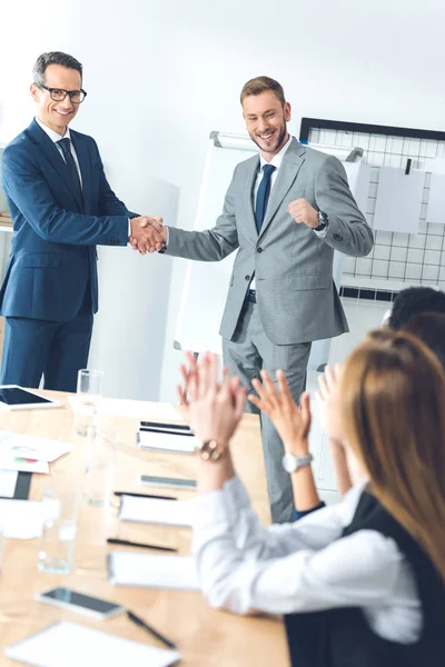 Chef schüttelt Managerin die Hand — Stockfoto