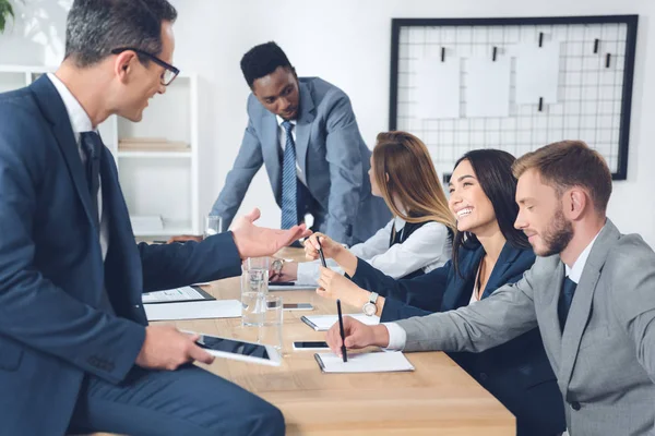 Businesspeople having conversation — Stock Photo