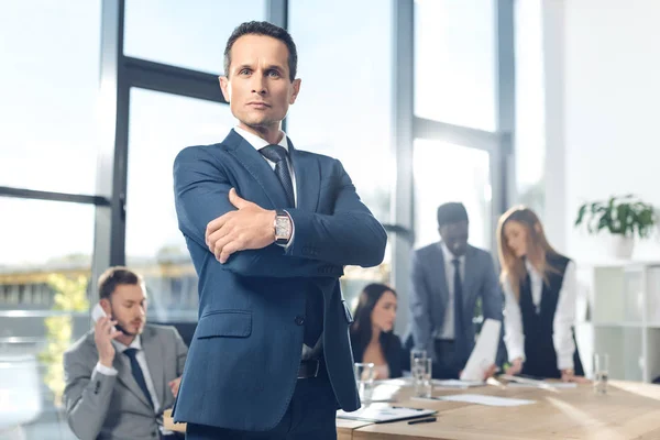 Geschäftsmann mit verschränkten Armen — Stockfoto