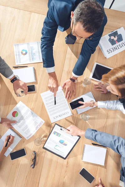 Businesspeople having conversation — Stock Photo