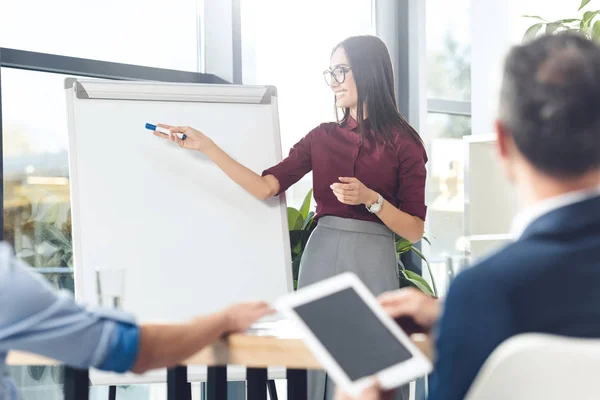 Mujer de negocios dando presentación - foto de stock