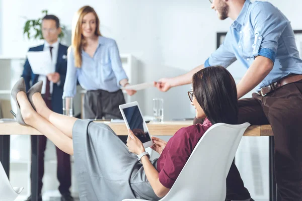 Mujer de negocios asiática usando tableta - foto de stock