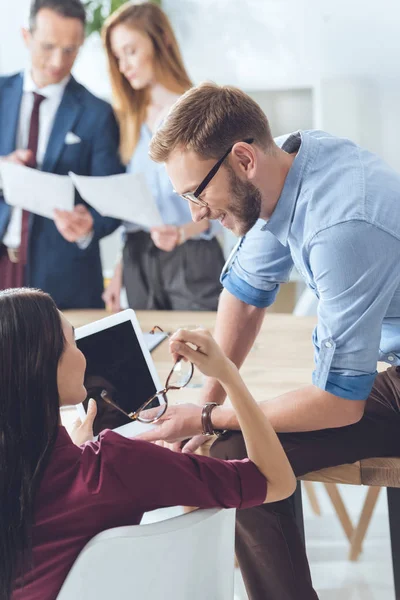 Socios comerciales que hablan en la sala de conferencias - foto de stock