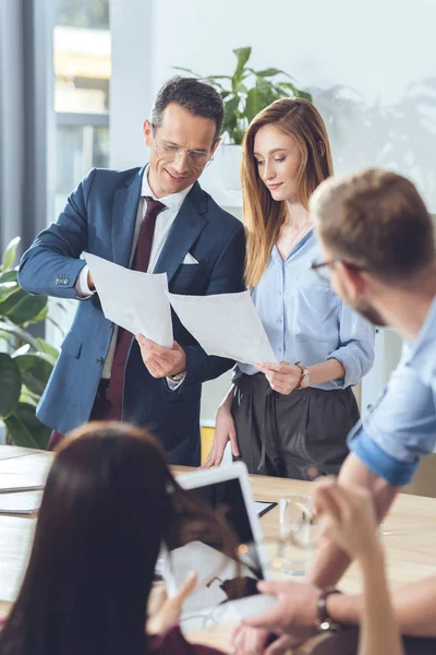 Socios comerciales con documentos - foto de stock