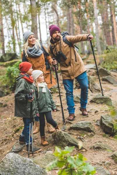 Passeggiate in famiglia nella foresta autunnale — Foto stock