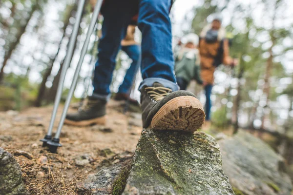 Bambino in piedi sulla roccia — Foto stock