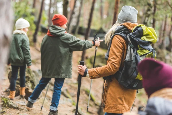 Padres e hijos trekking en el bosque — Stock Photo