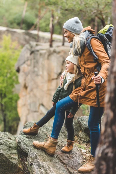 Madre e hija trekking juntos - foto de stock