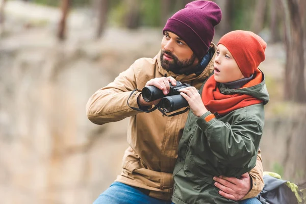 Padre e hijo con prismáticos - foto de stock