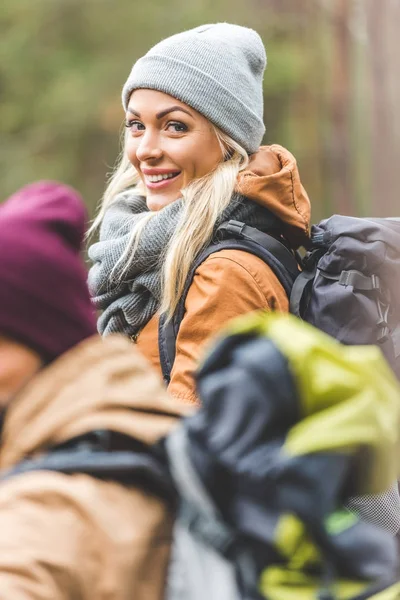 Fröhliche Frau blickt in die Kamera — Stockfoto