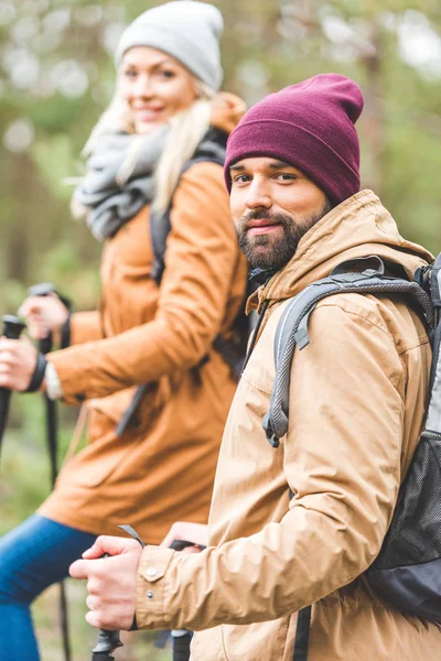 Randonnées en couple dans la forêt d'automne — Photo de stock