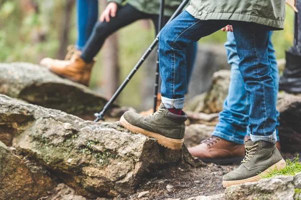 Kind steht im Fels — Stockfoto