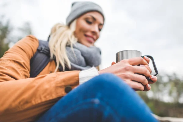 Tasse de thé dans les mains — Photo de stock