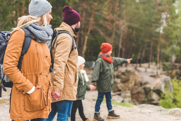 Famiglia nel parco autunnale — Foto stock