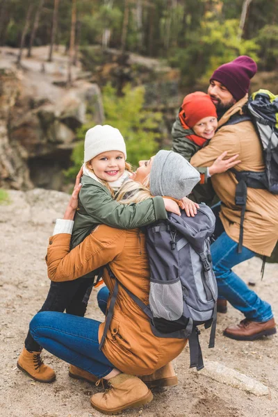 Eltern umarmen Kinder — Stockfoto