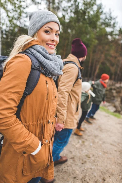 Schöne lächelnde Frau — Stockfoto