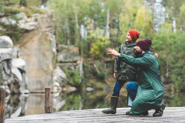 Pai e filho em pé na ponte na floresta — Fotografia de Stock