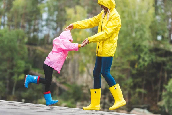 Madre e hija cogidas de la mano - foto de stock