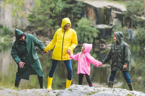 Famiglia che si tiene per mano — Foto stock